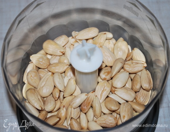 Жареный очищенный миндаль измельчите блендером, добавьте 1–2 капли миндального экстракта.