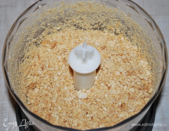 Миндаль измельчите в блендере так, чтобы оставались крупные кусочки орехов.
