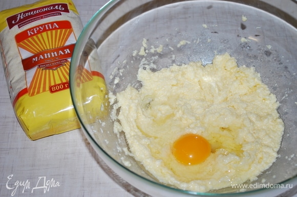 Сливочное масло комнатной температуры соедините с сахаром, хорошо перемешайте. Добавляйте по одному яйцу, все это взбивайте миксером и добавьте сливки 10%.