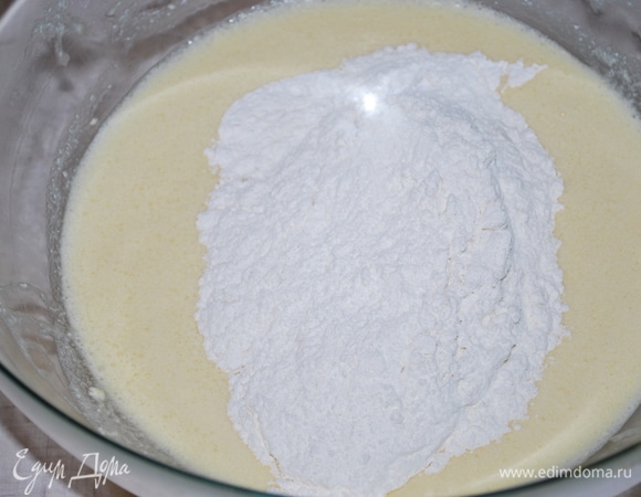 Добавьте к тесту смесь из муки, манной крупы, соли и разрыхлителя. Хорошо перемешайте.