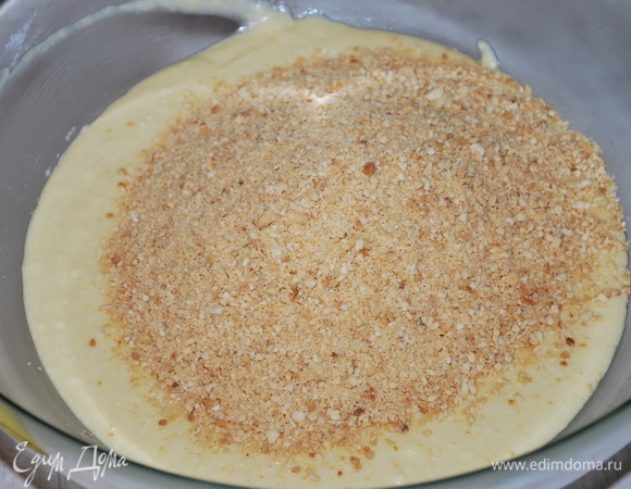 Добавьте к тесту перемолотый миндаль, перемешайте все лопаткой.