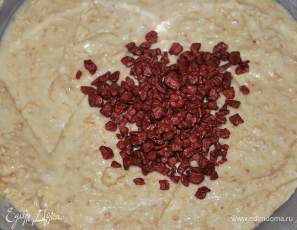 В самом конце добавьте в тесто клубничные криспи (можно заменить сушеной клубникой).