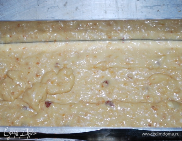 Тесто выложите в форму и запекайте в предварительно разогретой духовке примерно 45 минут при температуре 170°C.