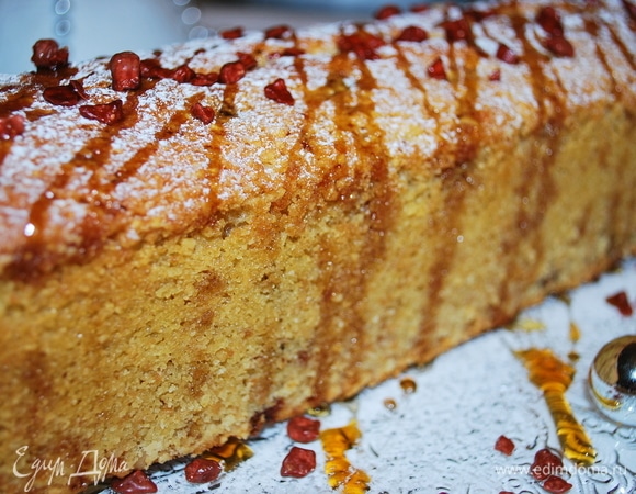 Кекс получается очень вкусным, с насыщенным вкусом миндаля и нежными нотками клубники. Готовила этот кекс на праздничный ужин, кроме кекса был еще торт. Кекс был съеден в первую очередь. Приятного аппетита.