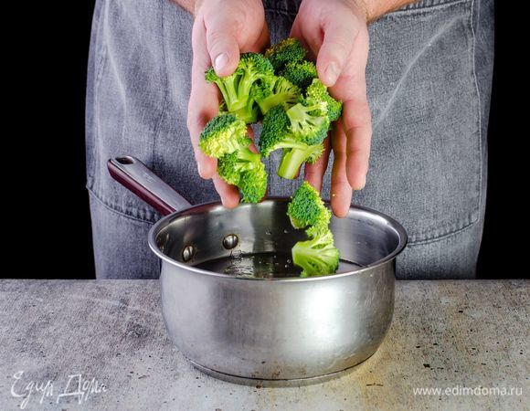 Промойте брокколи и разделите на соцветия. Отварите в подсоленной воде в течение 5 минут или приготовьте на пару. Далее соцветия просушите.<br />
 