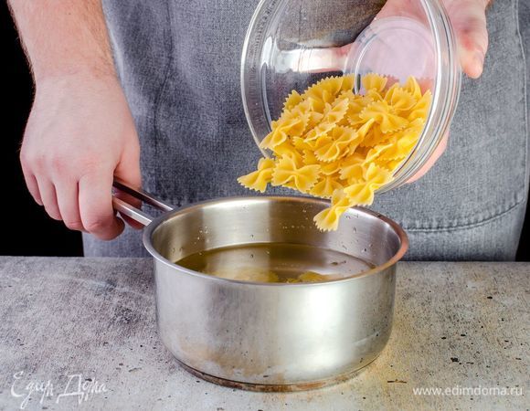 В подсоленной воде отварите пасту фарфалле до состояния альденте, откиньте на дуршлаг.<br />
 