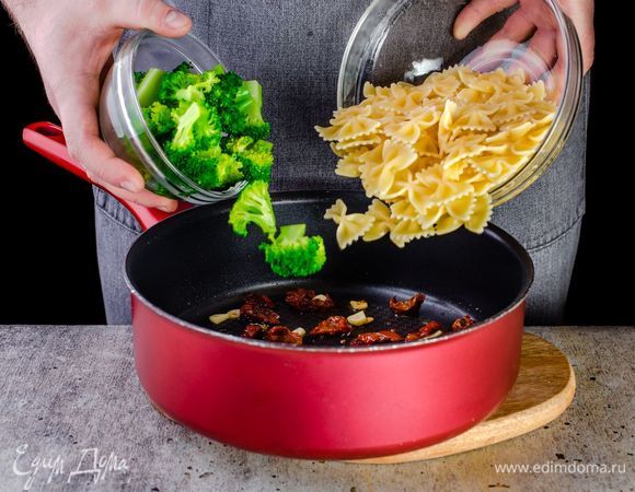 Выложите в сковороду макароны, брокколи и перемешайте с поджаренными помидорами и чесноком. Прогрейте в течение 1 минуты и снимите с огня.