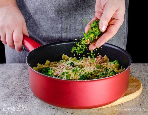 Посыпьте пасту тертым сыром, измельченной петрушкой и лимонной цедрой.