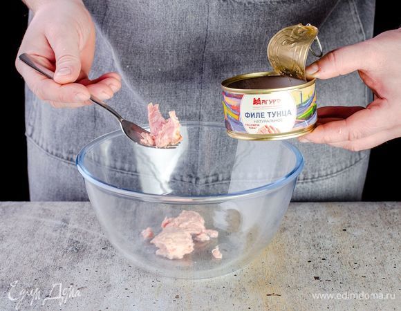 Подготовьте консервированного тунца ТМ «Магуро», слейте жидкость, переложите в глубокую миску и разомните вилкой.<br />
 