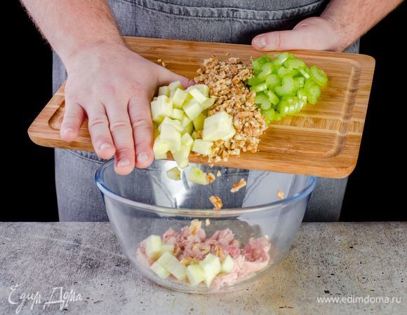 Добавьте в миску основные ингредиенты.