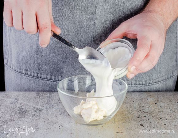 Для заправки соедините сметану и майонез, добавьте соль и перец по вкусу.