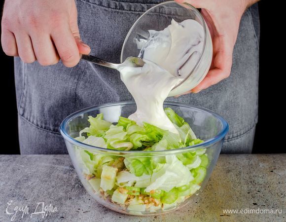 Порвите листья салата айсберг руками и добавьте в миску. Соедините основные ингредиенты с заправкой, перемешайте.