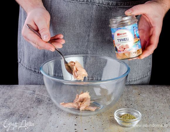 С консервированного тунца ТМ «Магуро» слейте жидкость, положите кусочки филе в миску.