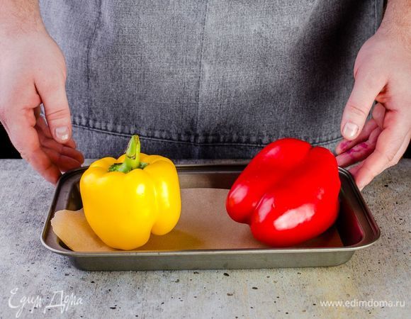 Сладкий перец очистите от семян, запеките при температуре 200°C в течение 20 минут до готовности.
