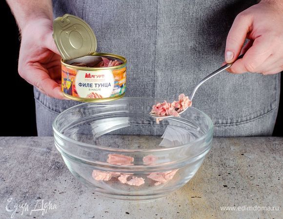 Достаньте филе консервированного тунца ТМ «Магуро» из банки и немного разомните вилкой.