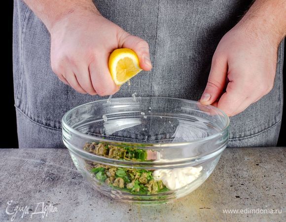 В емкости соедините филе тунца, каперсы, филе анчоусов, майонез и лимонный сок. Добавьте немного перца по вкусу, все тщательно перемешайте.