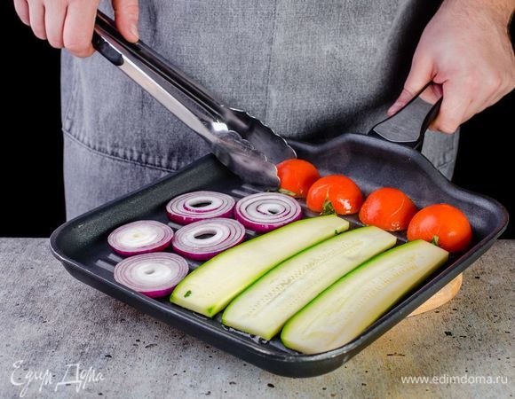Цукини, лук, помидоры обжарьте на сковороде-гриль.
