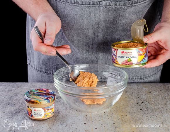 В глубокую миску положите паштет из тунца ТМ «Магуро».