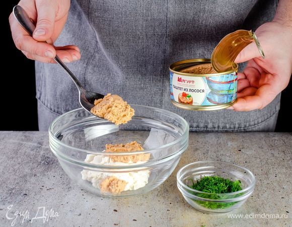 Соедините в миске и смешайте до однородной массы паштет из лосося ТМ «Магуро», сыр маскарпоне и измельченный укроп.