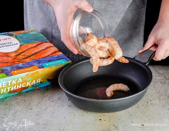 Креветки поджарьте на сковороде в течение 3 минут. Остудите.