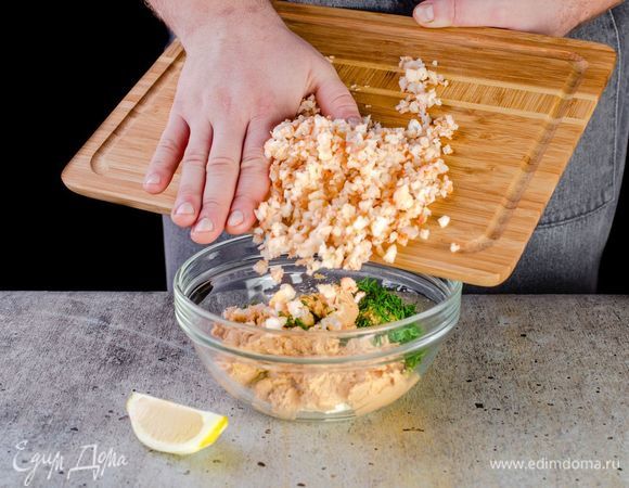 Измельчите половину креветок и соедините с паштетом. Добавьте лимонный сок по вкусу.