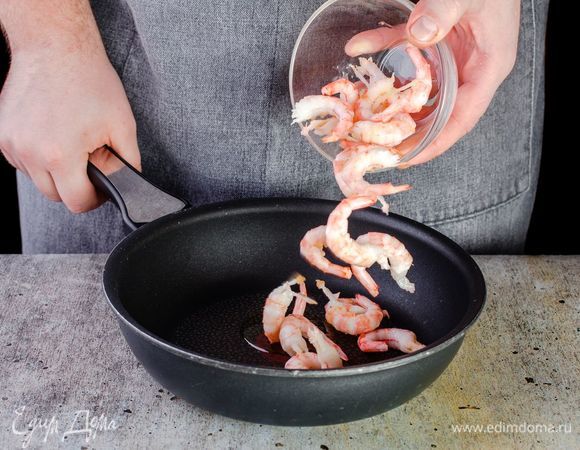 Креветки магаданские ТМ «Магуро» разморозьте, очистите и промойте, поджарьте.