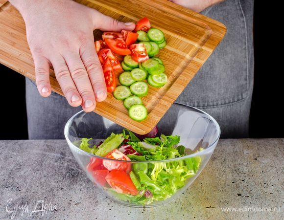 Листья салата, огурец и помидор промойте, обсушите и нарежьте.
