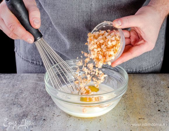 Яйца разбейте в емкость, посолите и поперчите, влейте молоко. Креветки нарежьте мелко, добавьте к яйцам. Все слегка взбейте вилкой.