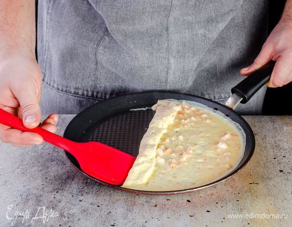 Слегка смажьте сковороду оливковым маслом (1 ст. л.) и пожарьте омлет.
