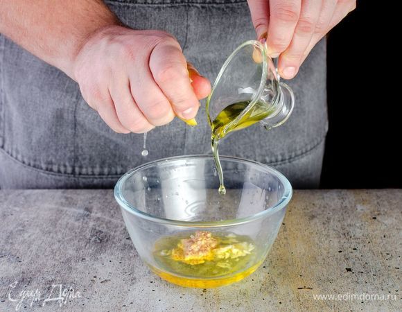 Для заправки соедините 2 ст. л. оливкового масла, измельченный чеснок, лимонный сок, горчицу, соль и перец по вкусу.