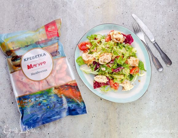 Разложите рулетики из омлета сверху на салат, полейте заправкой и подавайте к столу. Приятного аппетита!