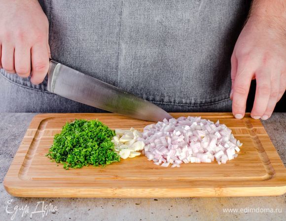 Мидии в створках ТМ «Магуро» тщательно промойте и очистите от биссуса. Открытые мидии сразу выбросьте. Измельчите лук, чеснок и петрушку.