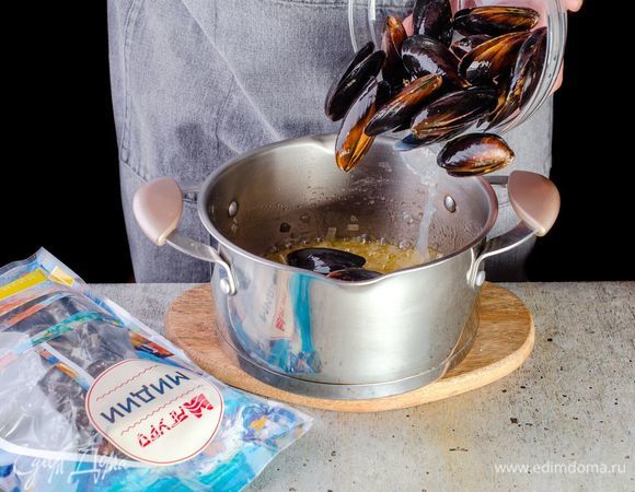 Добавьте в кастрюлю мидии в створках ТМ «Магуро», перемешайте.
