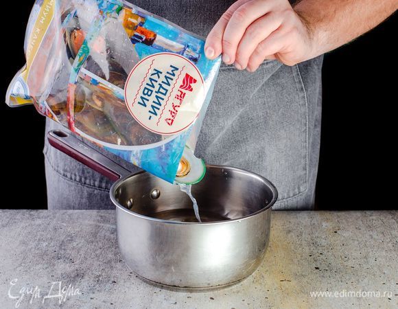 Мидии киви ТМ «Магуро» промойте и очистите. Отварите в подсоленной воде в течение 4 минут.