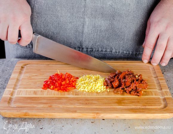 Измельчите вяленые помидоры, перец чили и лимонную цедру. Пармезан натрите на терке.