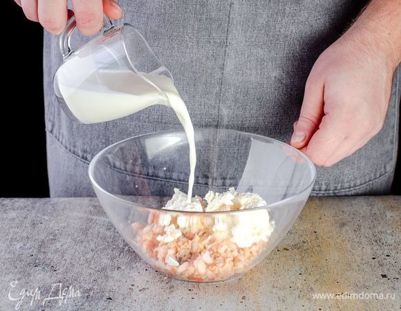 Поджаренные креветки измельчите и смешайте их со сливочным сыром и остальными ингредиентами. Также добавьте сливки. Пармезан оставьте.