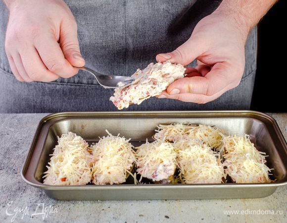 Перемешайте соус и выложите ровным слоем на мидии. Сверху посыпьте тертым пармезаном.