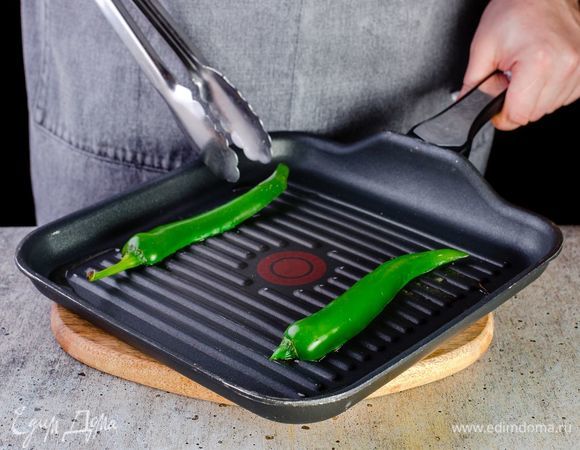 Поджарьте зеленый чили для гарнира.