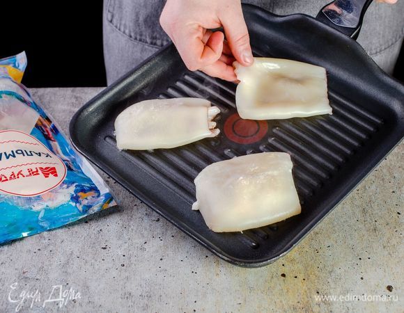 Филе командорских кальмаров ТМ «Магуро» разморозьте и промойте, просушите. Обжарьте на сковороде-гриль с каждой стороны по 1 минуте. Отварите куриные яйца.