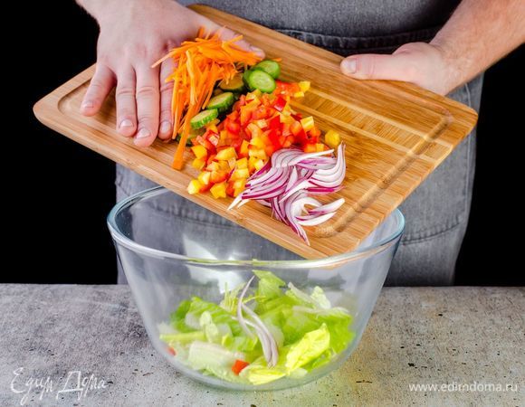 Салат романо порвите крупно руками и соедините в глубокой миске с нарезанными ингредиентами.