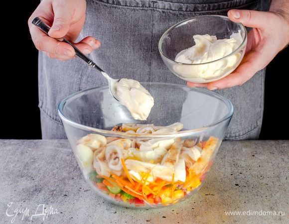 Соедините в салатнике все ингредиенты, заправьте майонезом. При необходимости посолите.
