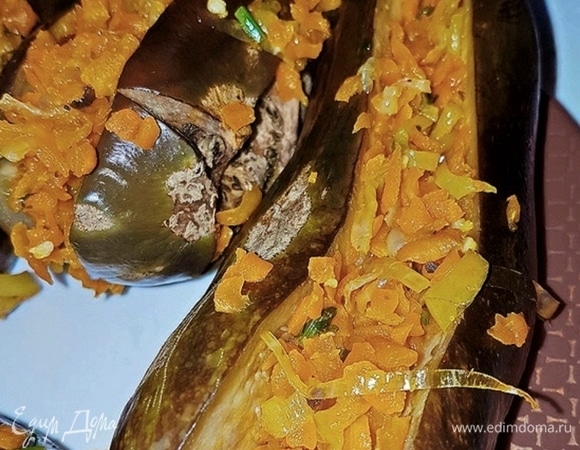 Какой кухне принадлежит этот рецепт? Да кто ж может утверждать что-то точно? Скажи я, например, что это исключительно молдавский способ заготовки, возмутятся украинцы. А тетя Фира из Одессы вообще после такого заявления со мной разговаривать не захочет больше в лучшем случае. Так что скажу так — к южной кухне надо отнести эту еду. Потому что, как ни крути, а баклажан — ягода все-таки южная. Почему ягода? Так ведь давно известно, что «на одной пирушке Насреддин взял кисть винограда и отправил ее целиком в рот. — Молла, — говорят ему, виноград едят по ягодке. То, что едят по ягодке, называется баклажаны…». Но, хотите смейтесь, хотите нет, а и у нас в Подмосковье баклажаны стали расти. И даже в открытом грунте, безо всяких теплиц. И, что характерно, много. Очень удобно — руку протянул, и на гриль. К шашлычку, да с чесночком, даже и без помидора печеного, очень нужная и своевременная закуска получается, знаете ли. Но это когда лето. А зимой что делать? Вот тут и вспомнилось, что существует эта самая замечательная и вкусная еда, как соленый или квашеный (как угодно) фаршированный баклажан. Сдается мне, что существует множество рецептов приготовления этой закуски. Какой вперед, какой потом — это все на любителя рассуждения. Я расскажу о том, как приготовили их мы. Нам так больше понравилось. В общем, есть такой рецепт, и он нам понравился.