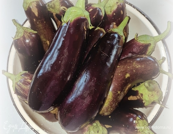 Первым делом — гигиенические процедуры. С огорода, из корзинки ягодки сначала были сложены в раковину и залиты холодной водой. Ненадолго. Буквально полчасика они там полежали, а потом их хорошо промыли под струей проточной воды.