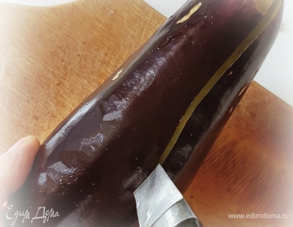 Была мысль — хвостики оставить, но «а к чему оно?», в общем, хвостики оторвали. Каждый баклажан надо надрезать. Вдоль. На всю глубину, но, не разрезая, конечно, насовсем. Получилось у нас чистого веса почти три с половиной килограмма.