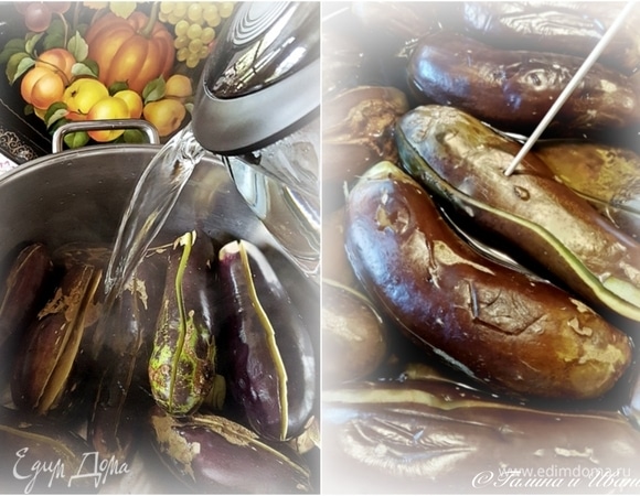 Сложить синеньких в подходящую емкость и залить кипятком. Я потом кастрюлю поставил на огонь и, доведя до кипения, подержал на небольшом огне, чтобы только немного побулькивало, буквально около десяти минут. До того момента, как внутренности баклажана стали легко, но упруго прокалываться. Очень важно — не переварить. Ягода должна немного обвариться, но не свариться ни в коем случае.