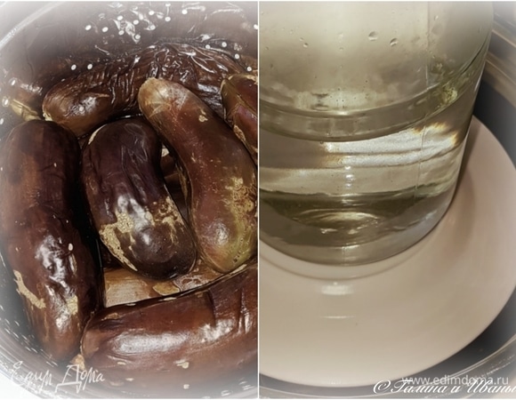 Сложить баклажаны в дуршлаг, накрыть тарелкой и поставить сверху не очень тяжелый гнет. Чтобы ягоды не помять, но влагу излишнюю выдавить.