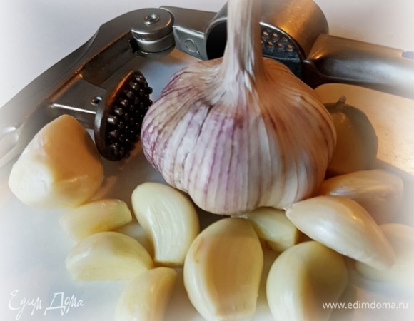 И вот когда уже начинка практически готова... Чеснок. Я взял головку средних размеров. Но опять же, тут все зависит от личных пристрастий и пожеланий. Я просто раздавил зубчики чесночные прямо в кастрюлю. И хорошо перемешал.