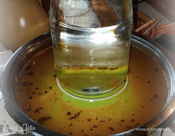 И традиционно тарелкой накрыть, гнет сверху поставить. Если подержите в тепле дня три, то, в принципе, уже сразу получите малосольные фаршированные баклажаны. Но потом убрать в холод. Лучше всего в подвал-погреб. Или в холодильник, на крайний случай.