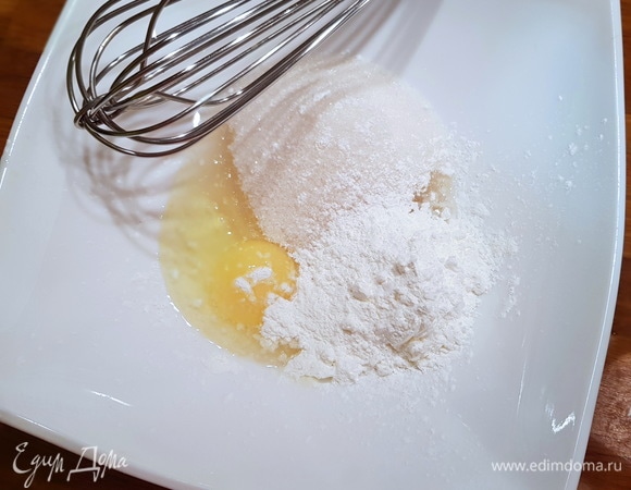 Смешиваем в большой миске яйцо, сахар, крахмал до объединения.