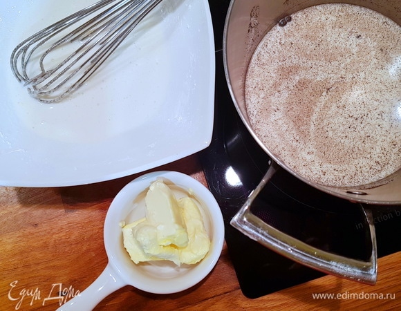 Ставим на огонь кастрюлю с молоком и ванильными семенами. Доводим до кипения.